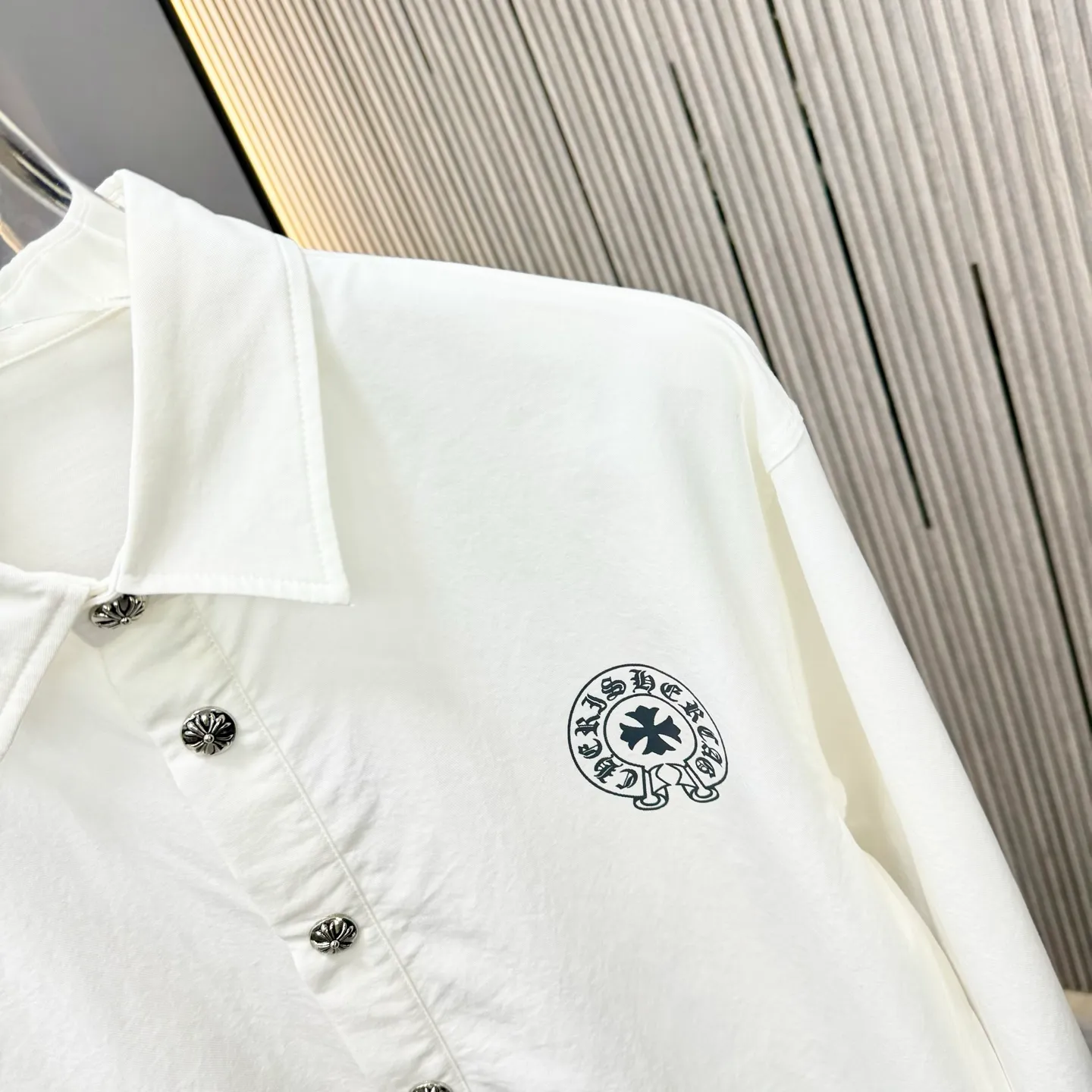 🅿️290 new arrival🆕 CH Crow Heart Horseshoe printing technology with hardware fasteners | Mid-length shirt jacket with lapel, horseshoe logo woven; letter logo buttons, the upper body effect is straight and stylish; cuff buttons are all cross buttons, and the inside is hemmed; noteworthy details are closed, the square mark on the hem must be a three-line motorcycle, not a flat machine sewing. One piece is overweight, this quality is only available in red Color: Black White Size: S-xxl
